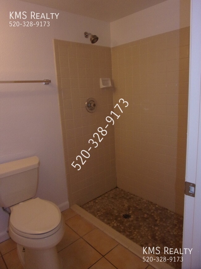 Building Photo - 3 Bedroom 2 Bath- 10048 E Desert Aire Driv...