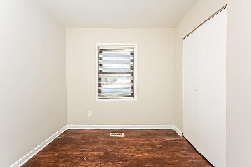 Building Photo - 263 Roxbury Dr