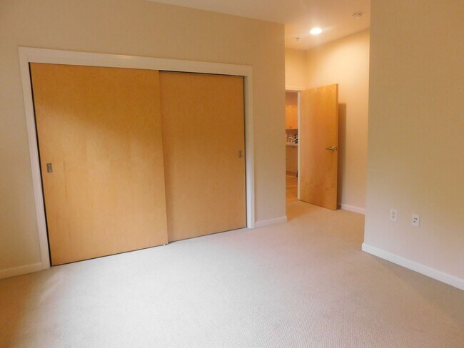 Building Photo - Fall Special $300 Off First Full Mo.-Beaut...