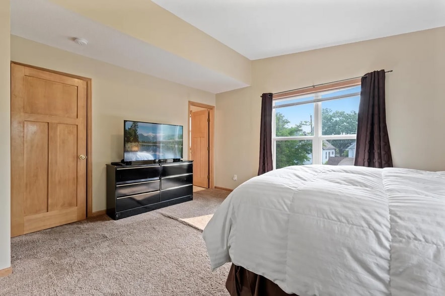 Building Photo - 1600 N Thomas Ave