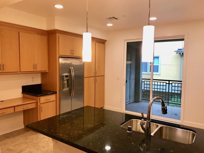 Building Photo - Meticulously Maintained 3 Bed 3 Bath Townh...