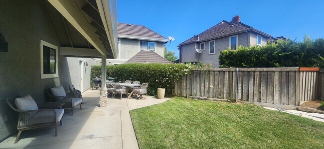 Building Photo - Beautiful 3 Bedroom Home in Desirable Rive...