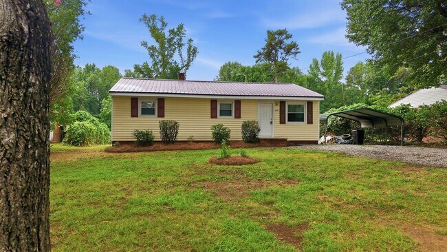 Building Photo - 3 Bedroom 1 Bathroom