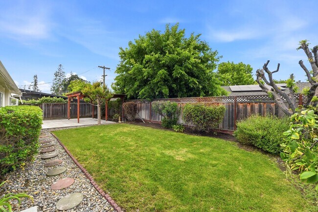 Building Photo - Move-In Ready Blossom Hill Gem – New Bathrooms and many upgrades!