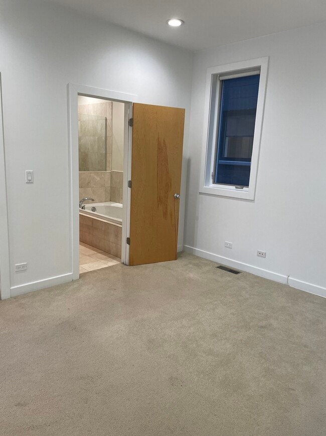 Building Photo - 1024 N Honore St