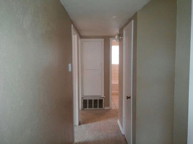 Building Photo - 4013 Locust Dr