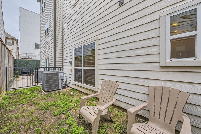 Building Photo - 407 N Nagle St