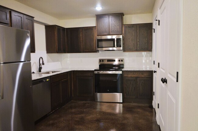 Building Photo - 1001 Cline Dr