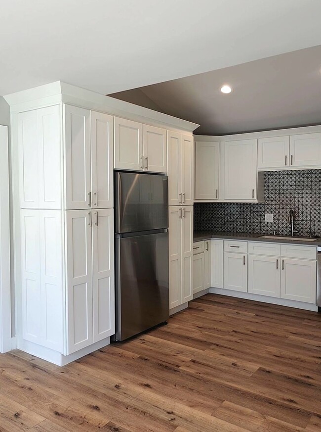 Building Photo - Updated and spacious single-story house on...
