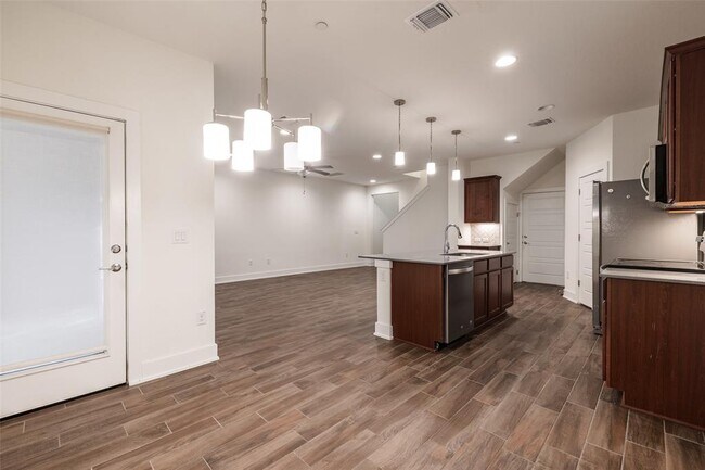 Building Photo - 1705 Roseburg Dr