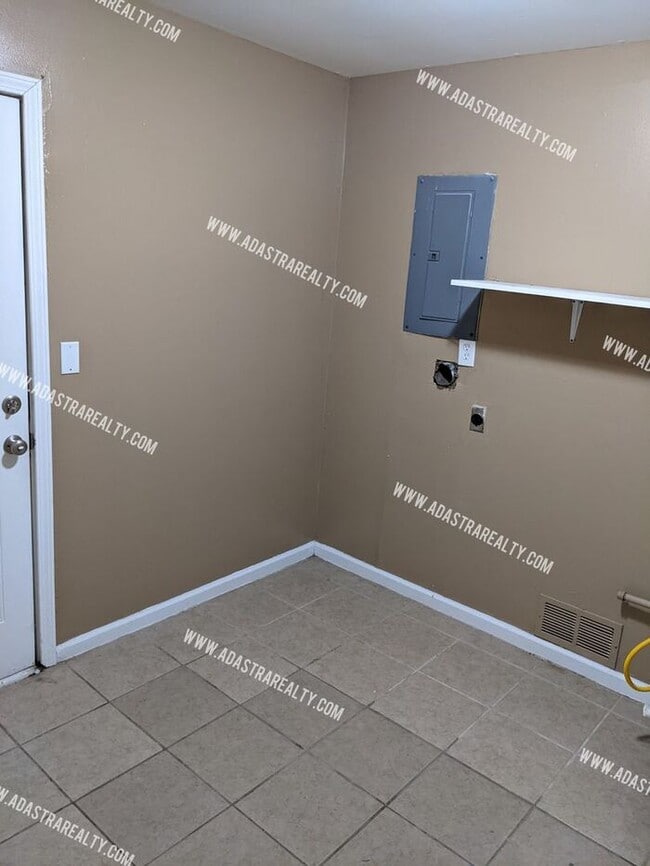 Building Photo - Updated South KCMO Home-Available in JUNE!!