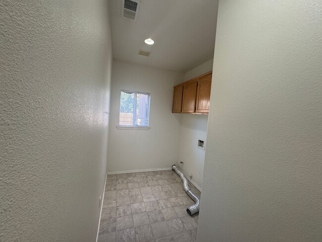 Building Photo - 3 Bedroom, 2 Bath Home with attached 3 car...