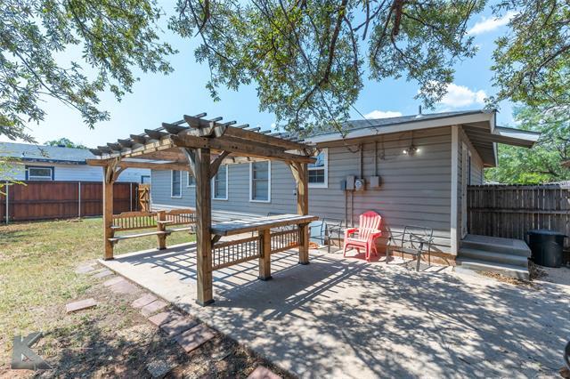 Building Photo - 833 Westview Dr