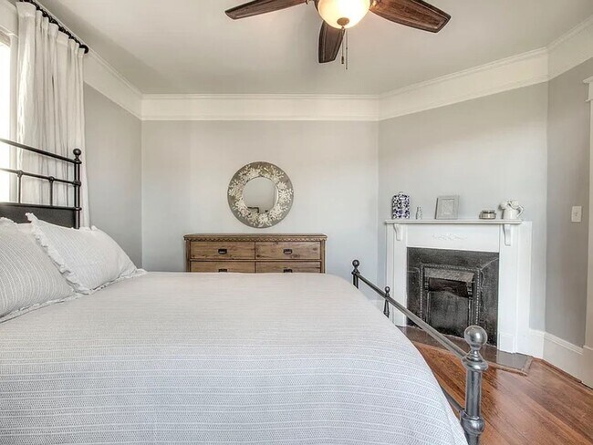 Building Photo - 3 Bedrooms, 2 Bathrooms - Home close to Do...