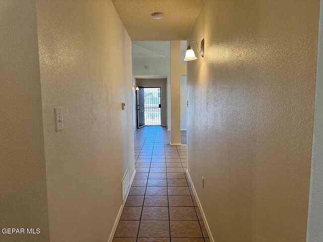 Building Photo - 10041 Paloma Dr