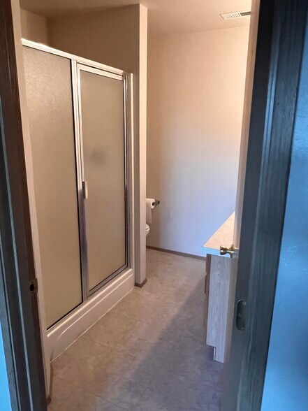 master bath - 5541 Glenridge Way