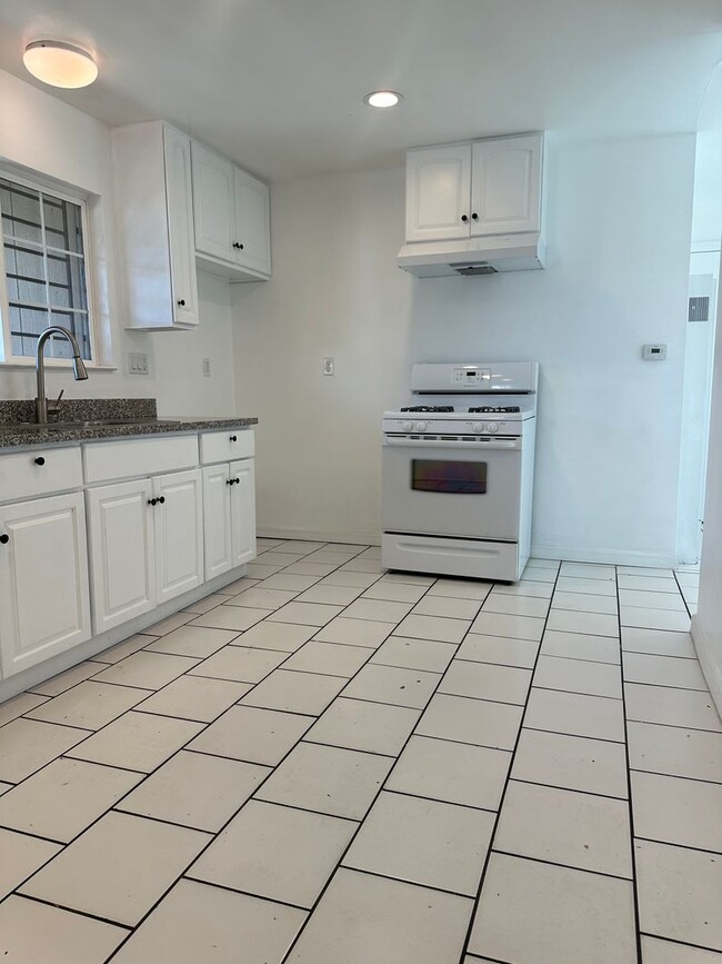 Building Photo - Conveniently Located Home in Modesto