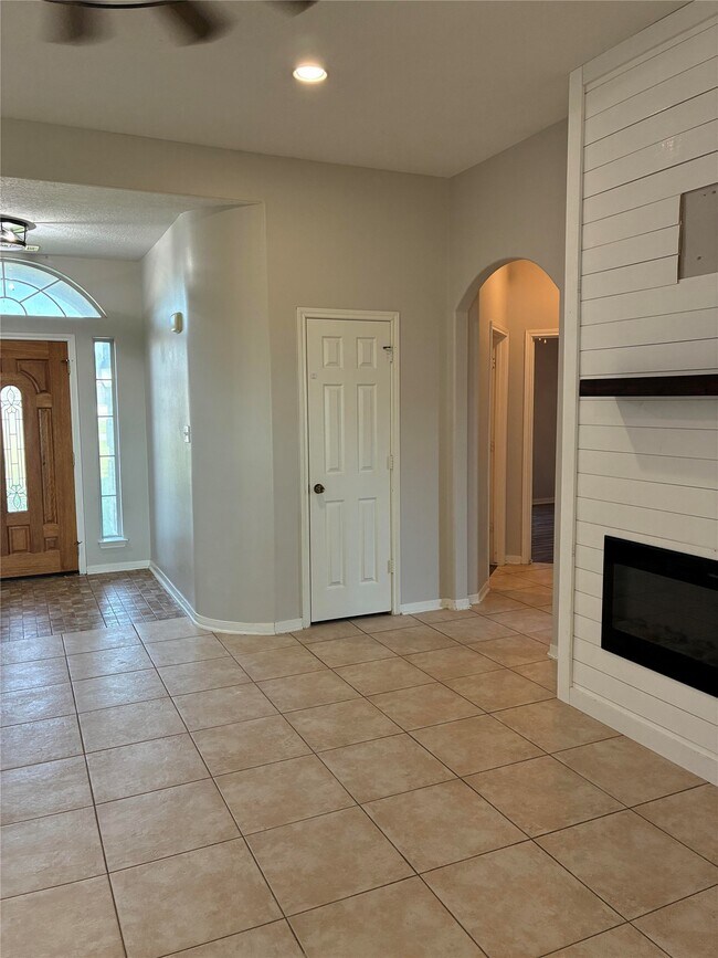 Building Photo - 14049 Overstreet Dr
