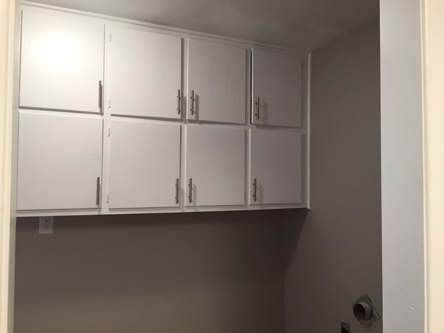 Building Photo - 2018 S Ridgewood Dr