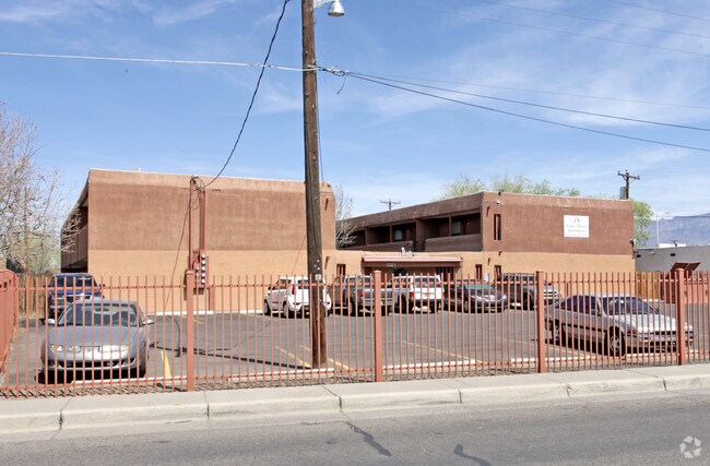 Primary Photo - Aztec Manor