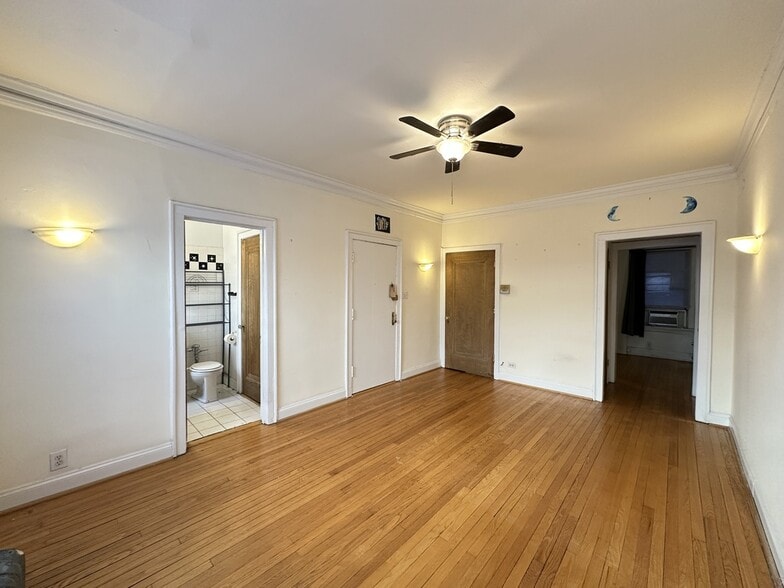 Building Photo - 526A W Surf St