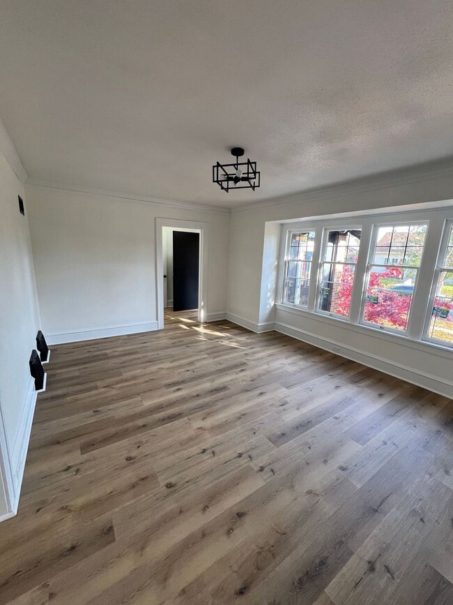 Building Photo - Brand new fully renovated 5 Bedroom Single...