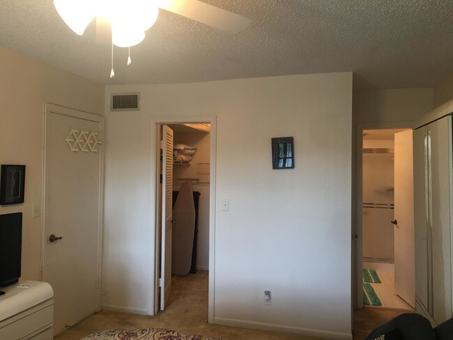 Building Photo - 361 S Hollybrook Dr