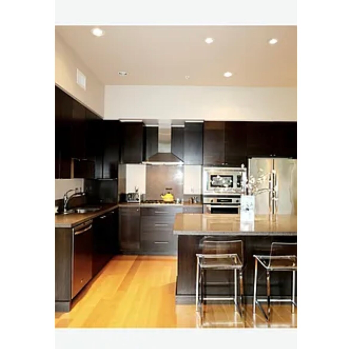 Building Photo - 1900 S River Dr