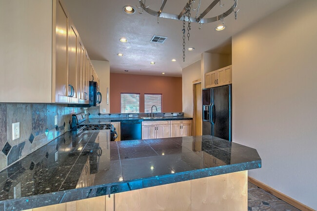 Building Photo - Gorgeous, Custom 4 bed, 3 bath Pet-Friendl...