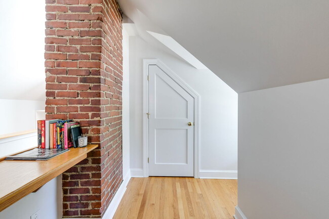 Building Photo - 5000 Bromley Ln