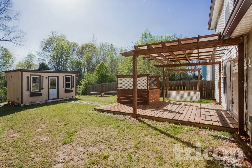 Building Photo - 815 Tramore Dr