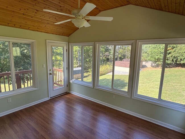 Building Photo - Charming 5 Bedroom Home off Lakeside Drive