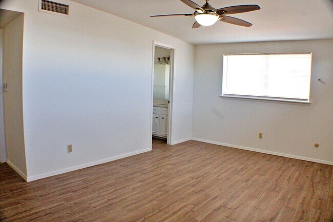 Building Photo - 3 Bedroom, 2 Bath , North-East El Paso Great house located across the street from Terrace Hills M...