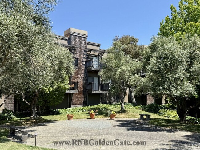 Building Photo - Recently Updated One Bedroom condo in the desirable Shelter Ridge Complex for rent!