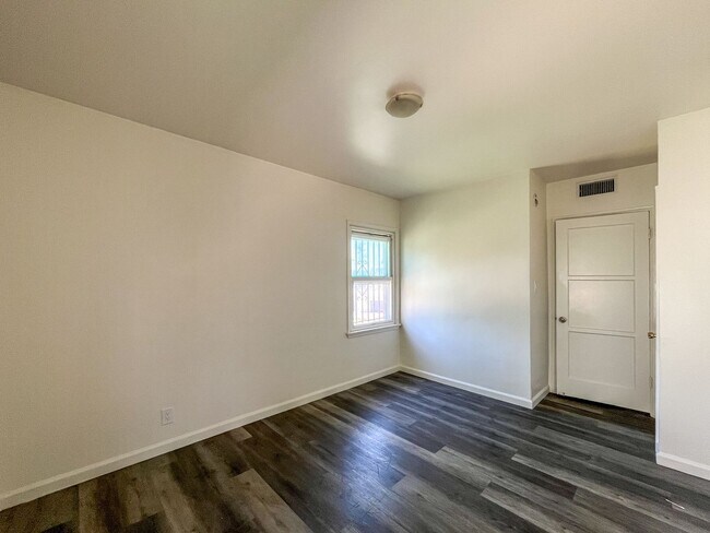 Building Photo - 3401 W 84th Pl