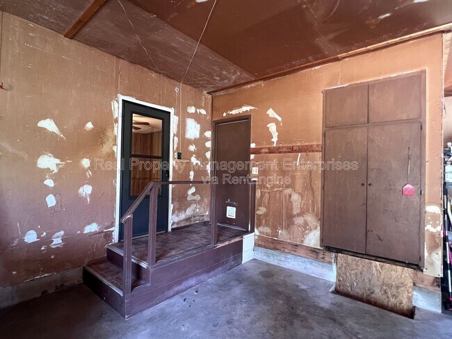 Building Photo - 204 Wolf Ln