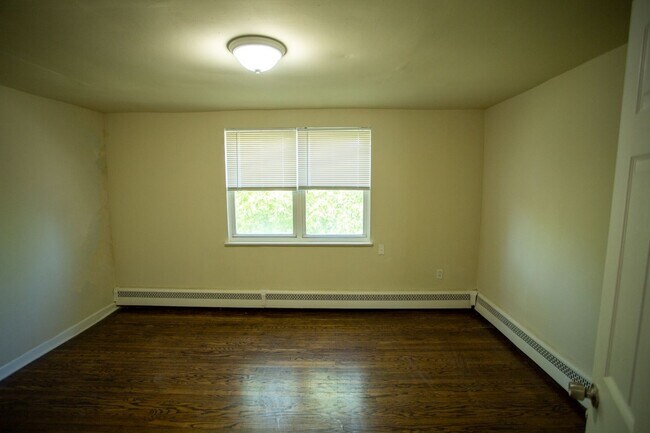 Building Photo - NEWLY RENOVATED 1 BEDROOM APARTMENT - 6430 1/2 TULIP ST