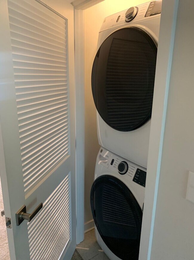 Building Photo - Beautiful Three Bedroom Townhouse!