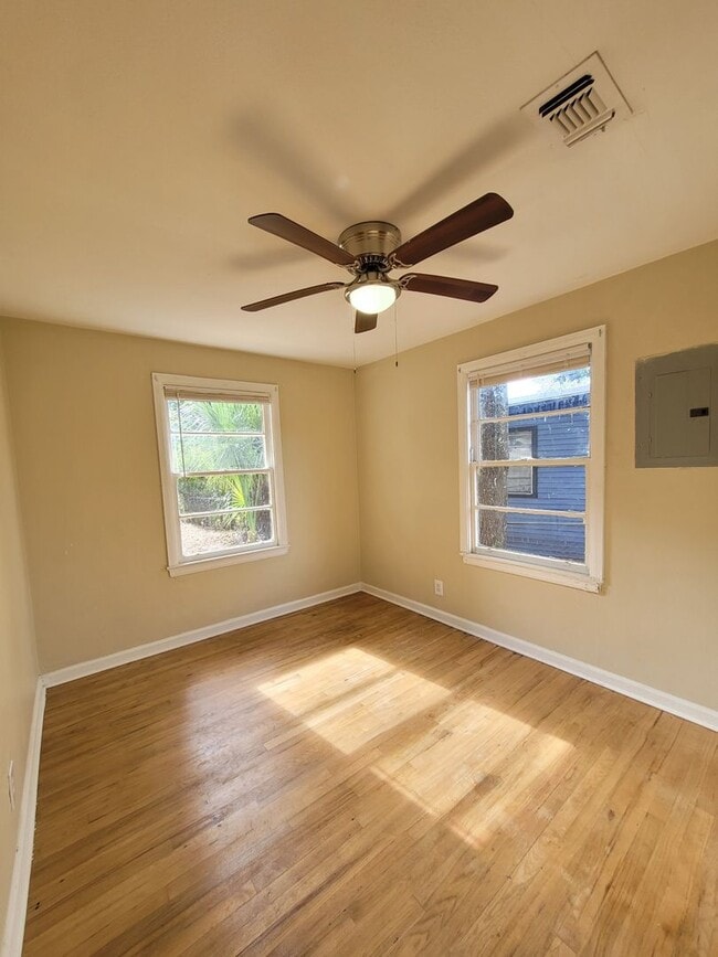 Building Photo - 5 Elegans Ave