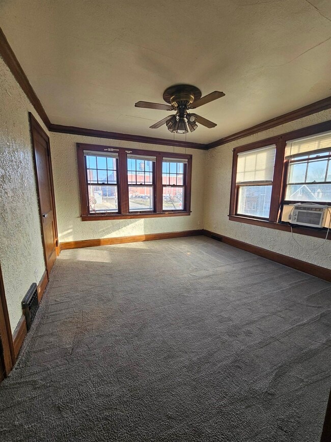 Building Photo - 914 18th Ave