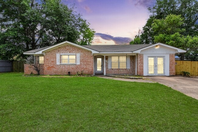 Building Photo - 811 Hillcrest Dr