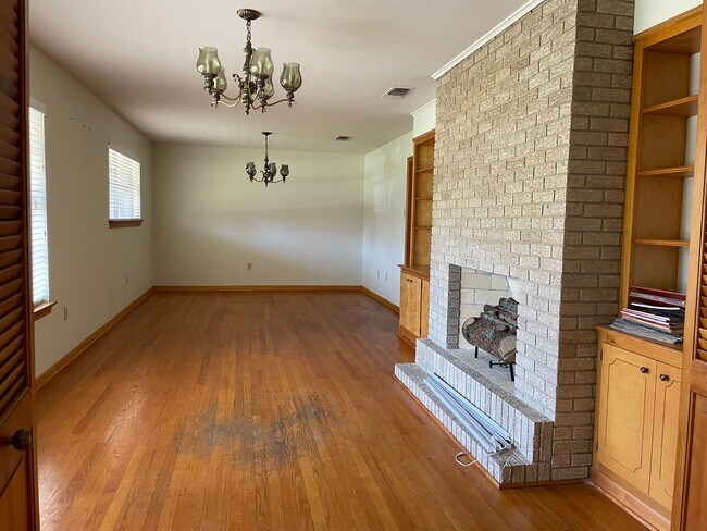 Building Photo - Home for RENT in North Baton Rouge