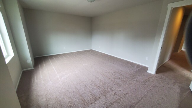 Building Photo - Beautiful Newer Puyallup Home You Will Not...