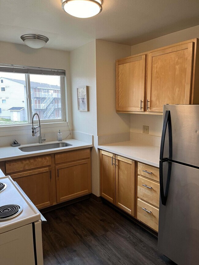 Building Photo - 1555 NE Merman Dr