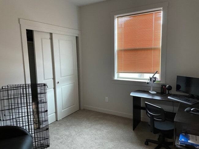 Building Photo - THREE BEDROOM TOWN HOME IN WOODLAND