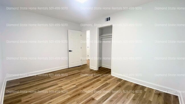 Building Photo - 428 N Oak St