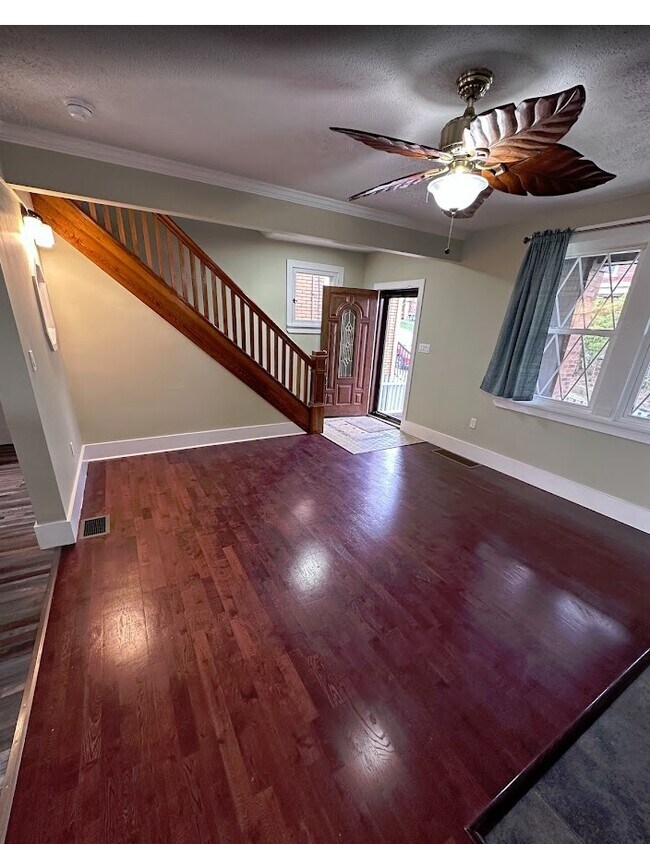 Building Photo - 418 Carl St