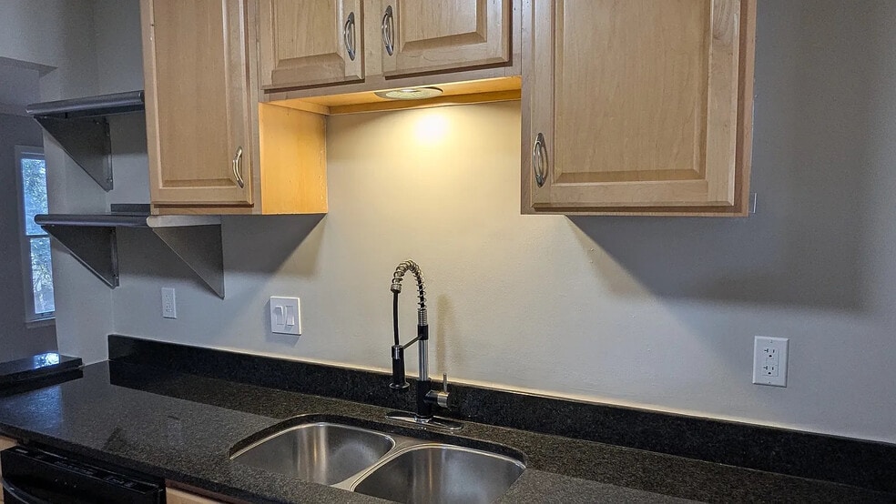 Building Photo - Room in Townhome on Cooper Lake Dr SE