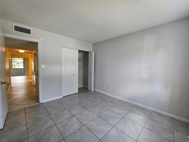 Building Photo - 561 Fairways Cir