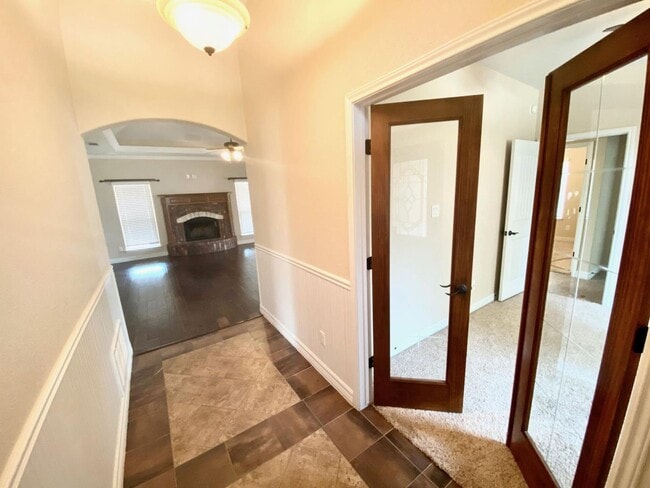 Building Photo - AVAILABLE NOW!